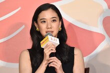 平田家次男の恋人・間宮憲子役の蒼井優。