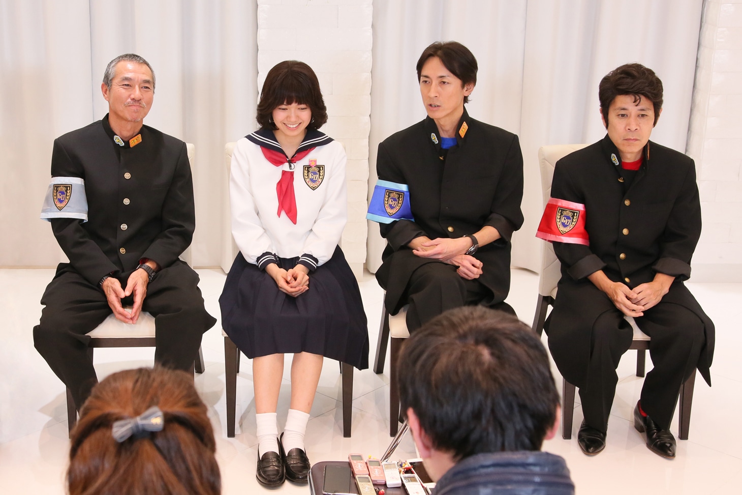 「グルメチキンレース ゴチになります！」囲み取材の様子。左から柳葉敏郎、二階堂ふみ、矢部浩之、岡村隆史。