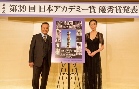 第39回日本アカデミー賞授賞式の司会を務める西田敏行と宮沢りえ。 (c)日本アカデミー賞協会