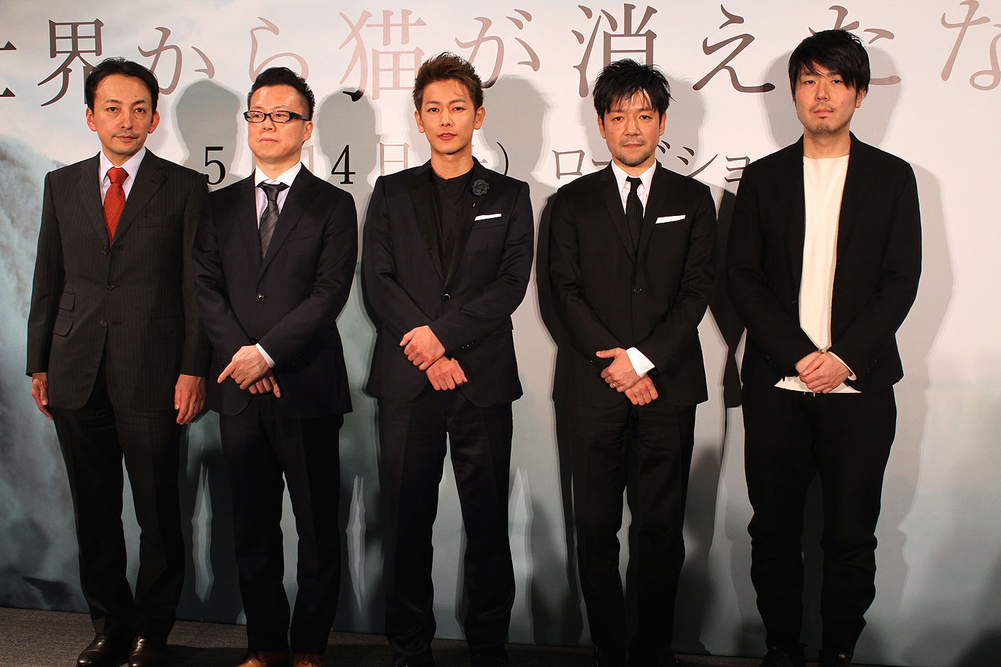 「世界から猫が消えたなら」完成報告会の様子。左から市川南、春名慶、佐藤健、永井聡、川村元気。