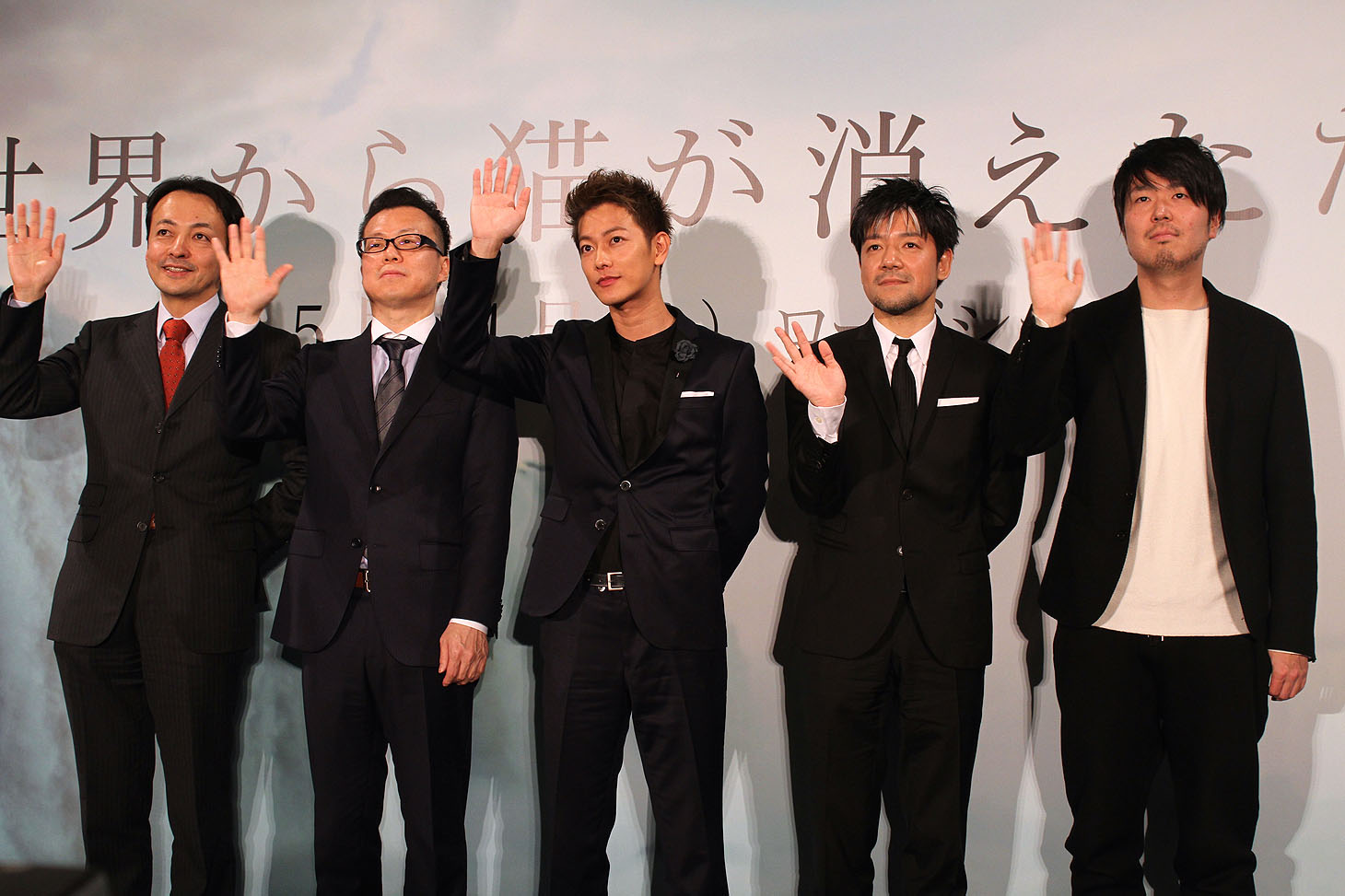 「世界から猫が消えたなら」完成報告会の様子。左から市川南、春名慶、佐藤健、永井聡、川村元気。