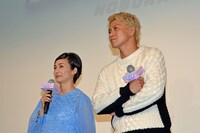 来場者からの質問に耳を傾ける柴咲コウ（左）と小栗旬（右）。