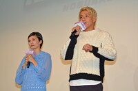 撮影で大変だった思い出を語る小栗旬（右）。