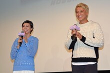 交際歴9年のカップルの公開プロポーズを見守る柴咲コウ（左）と小栗旬（右）。