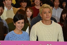 左から柴咲コウ、小栗旬。