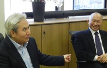 左から岩代太郎、ジョン・ウー。