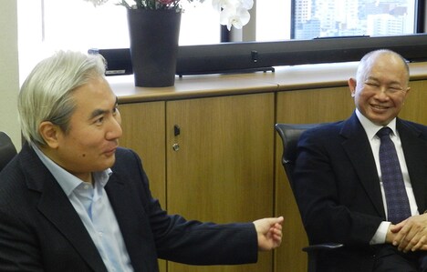 左から岩代太郎、ジョン・ウー。