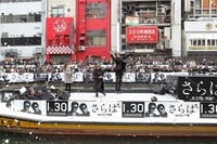 颯爽とポーズを決める舘ひろし（中）と柴田恭兵（右）。