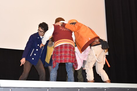 名乗りの前に打ち合わせするトッキュウジャー。