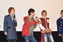 急にダンスが下手だと言われ、あわてる西川俊介（中央）。