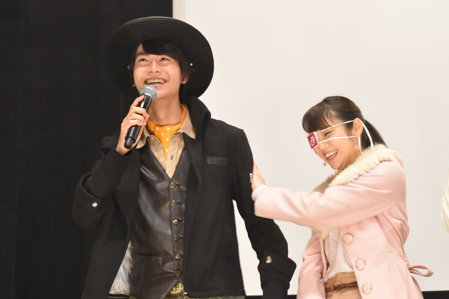 左から多和田秀弥、山谷花純。