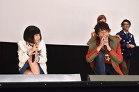 観客にダンスをレクチャーする矢野優花（中央左）と西川俊介（中央右）。