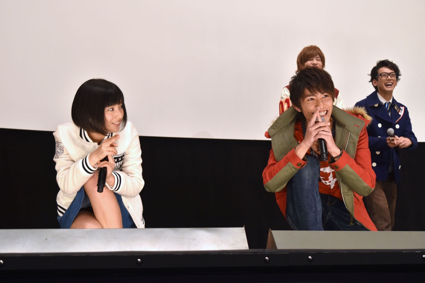 観客にダンスをレクチャーする矢野優花（中央左）と西川俊介（中央右）。
