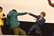 エンディングダンスの披露中にふざける横浜流星（左）と松本岳（右）。