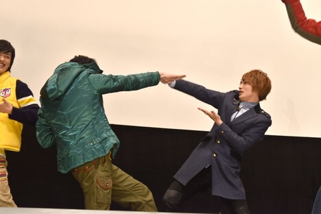 エンディングダンスの披露中にふざける横浜流星（左）と松本岳（右）。