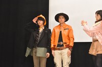 エンディングダンスの披露を終え、帽子を交換した多和田秀弥（左）と長濱慎（右）。