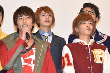 前列左から西川俊介、志尊淳。