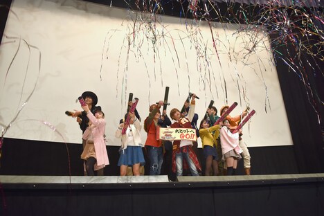 「手裏剣戦隊ニンニンジャーVSトッキュウジャー THE MOVIE 忍者・イン・ワンダーランド」前夜祭舞台挨拶の様子。