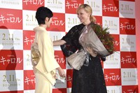 寺島しのぶ（左）に花束を渡され、感激するケイト・ブランシェット（右）。