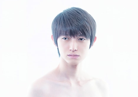 連続ドラマW「東野圭吾 カッコウの卵は誰のもの」より、本郷奏多。