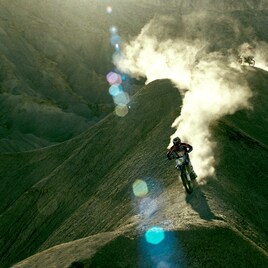 モトクロス世界王者も「危ないよ!」と驚愕する「X-ミッション」バイクスタント映像