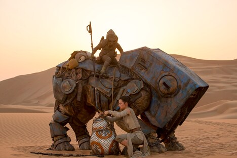 「スター・ウォーズ／フォースの覚醒」より、捕らえられたBB-8を助けるレイ。(c)2015 Lucasfilm Ltd. & TM. All Rights  Reserved
