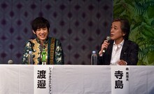 寺島進（右）のコメントに笑顔がこぼれる渡邉剣（左）。