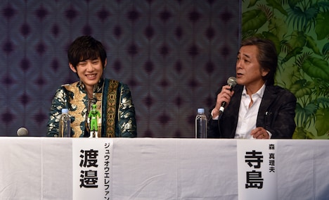 寺島進(右)のコメントに笑顔がこぼれる渡邉剣(左)。