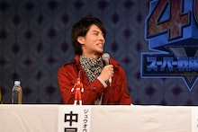 寺島進のツッコミにタジタジの中尾暢樹。