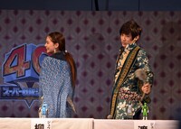 しっぽ姿をお披露目する、柳美稀（左）と渡邉剣（右）。