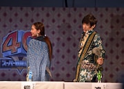 しっぽ姿をお披露目する、柳美稀(左)と渡邉剣(右)。