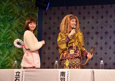 しっぽ姿をお披露目する、立石晴香(左)と南羽翔平(右)。