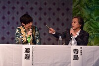 渡邉剣（右）も寺島進（右）からのツッコミに大笑い。