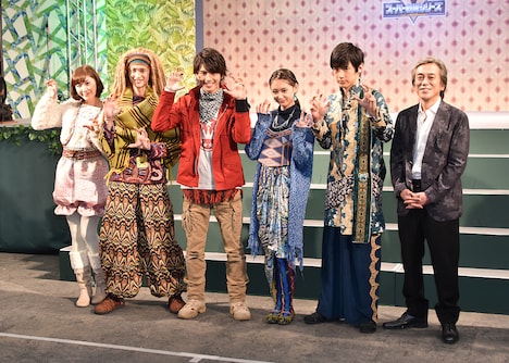 ガオッ!とポーズを取るジュウオウジャーのメンバー。左から、立石晴香、南羽翔平、中尾暢樹、柳美稀、渡邉剣、寺島進。