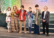 ガオッ!とポーズを取るジュウオウジャーのメンバー。左から、立石晴香、南羽翔平、中尾暢樹、柳美稀、渡邉剣、寺島進。