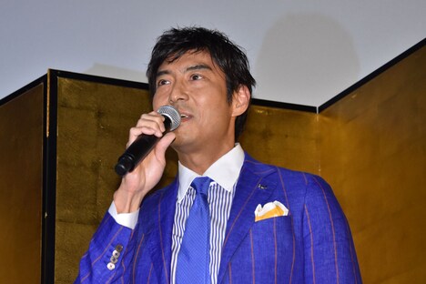 財布を忘れてきたことを告白する、柴田勝家役の高嶋政宏。