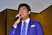 財布を忘れてきたことを告白する、柴田勝家役の高嶋政宏。
