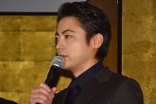 秀吉の気持ちを代弁し、信長への恨みを口にする山田孝之。