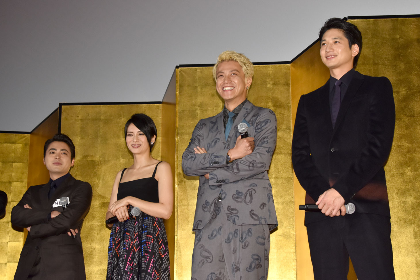 左から山田孝之、柴咲コウ、小栗旬、向井理。
