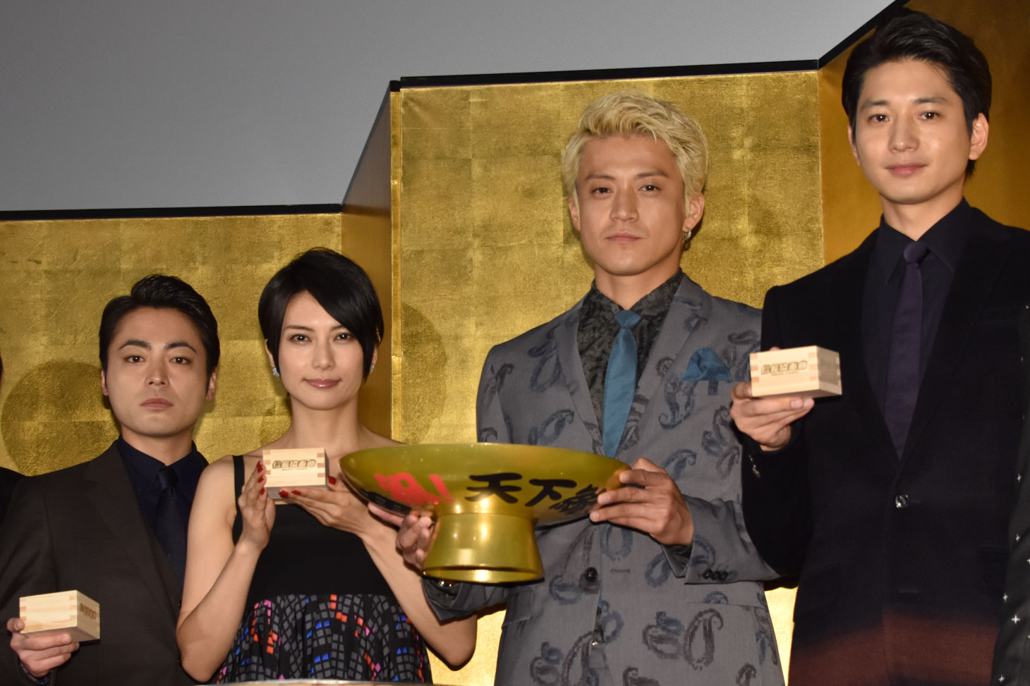「信長協奏曲」初日舞台挨拶の様子。左から山田孝之、柴咲コウ、小栗旬、向井理。