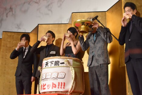 映画の公開を祝し、乾杯する登壇者たち。