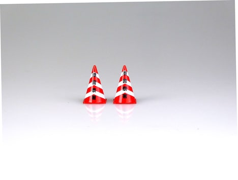 「1/24 あぶない刑事 No.34 さらば あぶない刑事 F31 レパード」に付属するミニチュア三角コーン。