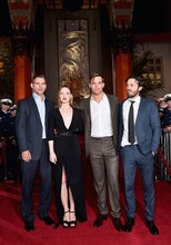 「ザ・ブリザード」ワールドプレミアの様子。左からエリック・バナ、ホリデー・グレンジャー、クリス・パイン、ケイシー・アフレック。