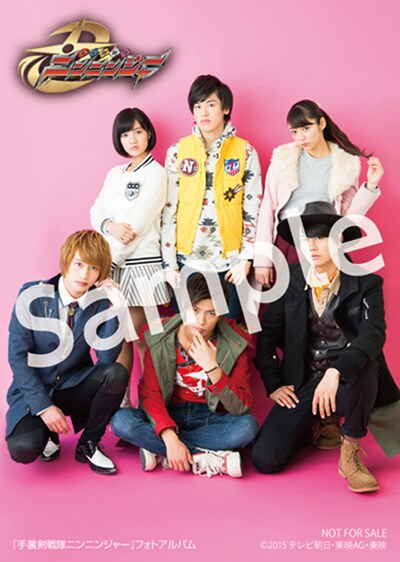 エルパカBOOKS限定フォトカードB 裏面：集合ショット（役衣装）