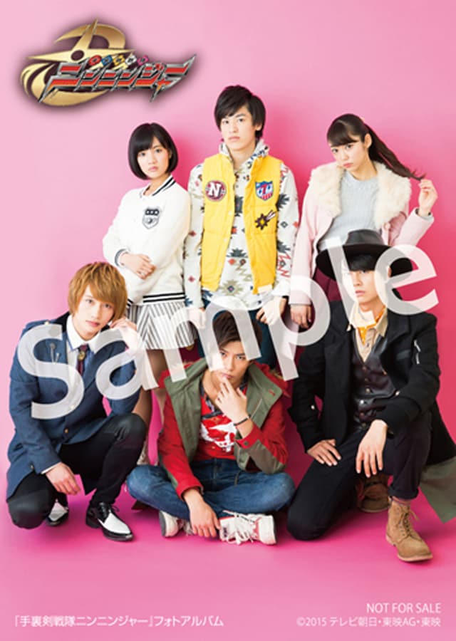 エルパカBOOKS限定フォトカードB 裏面：集合ショット（役衣装）