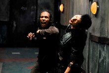 「ザ・レイド」よりヤヤン・ルヒアン（左）。（写真提供：T.C.D / VISUAL Press Agency / ゼータ イメージ）