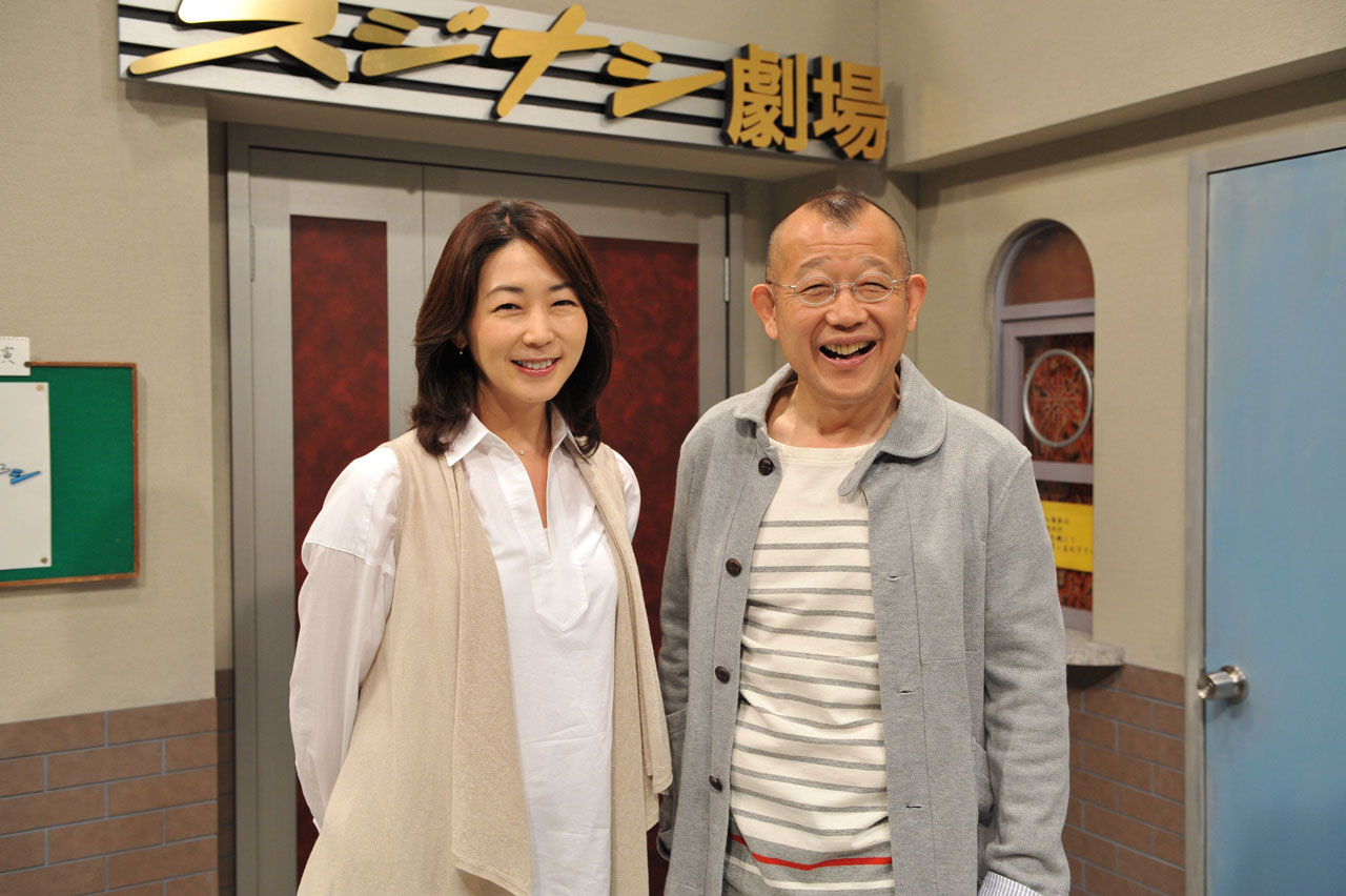 笑福亭鶴瓶（右）と、案内人の中井美穂（左）。