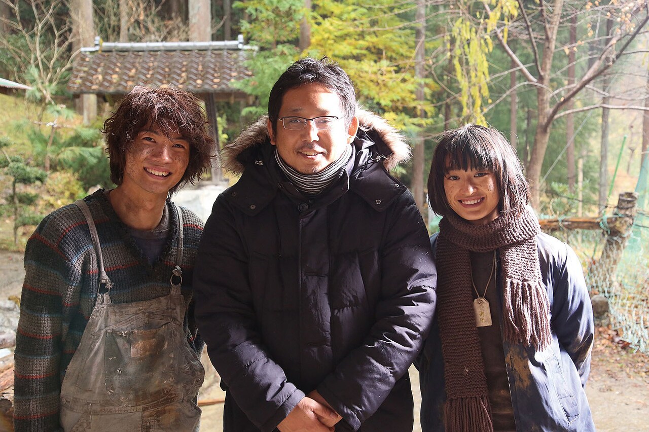 「太陽」メイキング写真。左から神木隆之介、入江悠、門脇麦。(c)2015「太陽」製作委員会