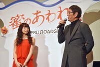 左から二階堂ふみ、大杉漣。