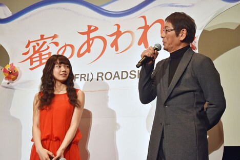 左から二階堂ふみ、大杉漣。